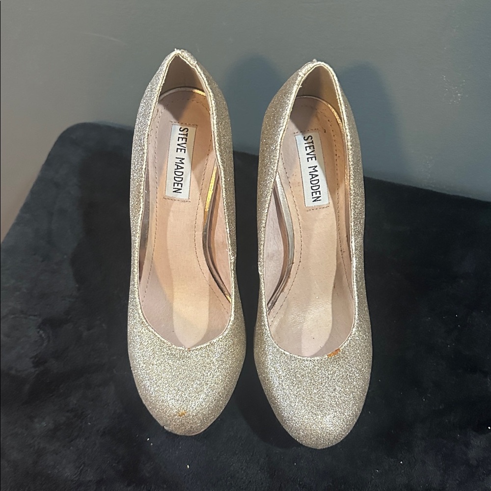 Steve Madden Sparkling Gold Pumps
AS IS  WEAR AND TEAR